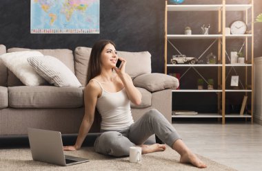 Cep telefonunuzda konuşuyor ve kahve içme kadın