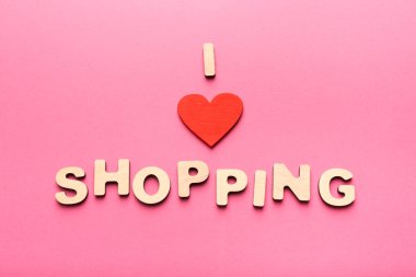 Kopya alanı ile pembe arka plan üzerinde alışveriş seviyorum ifade