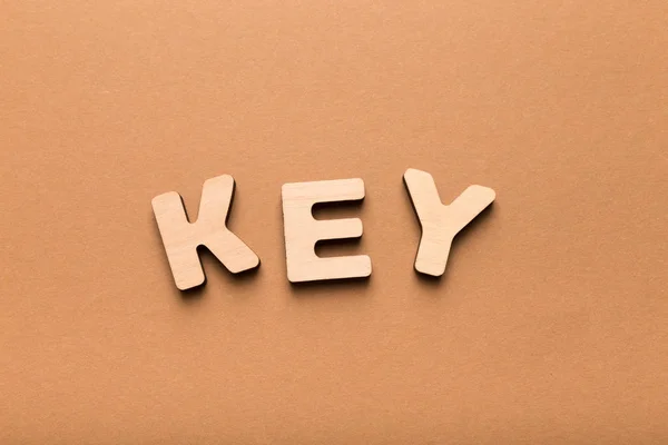 Ключ слова, написанный деревянными буквами — стоковое фото