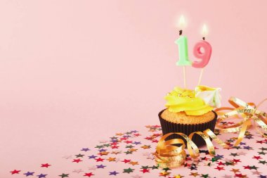 mum ve sprinkles ile 19 doğum günü kek