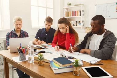 Grup çeşitli öğrenci ahşap masa eğitim