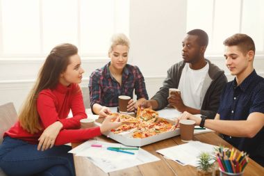 Öğrencilerin öğrenme ve pizza yemek