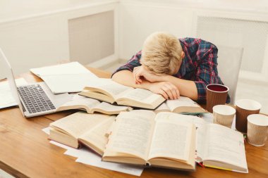 Masada dolusu kitap okuyan öğrenci kız