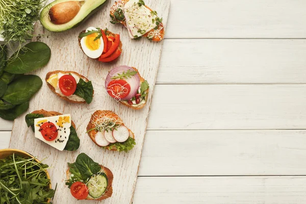Разнообразие здоровых вегетарианских бутербродов — стоковое фото