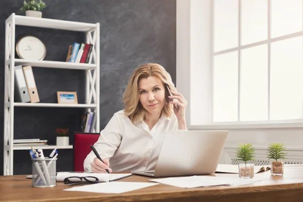 Mujer de negocios exitosa en el trabajo hablando por teléfono — Foto de Stock