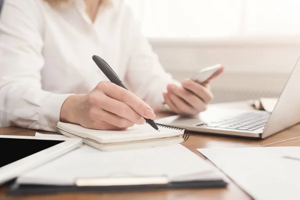 Närbild på kvinnans händer som håller smartphone — Stockfoto