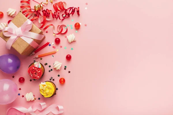 Geburtstagsparty mit Geschenk und Kuchen — Stockfoto