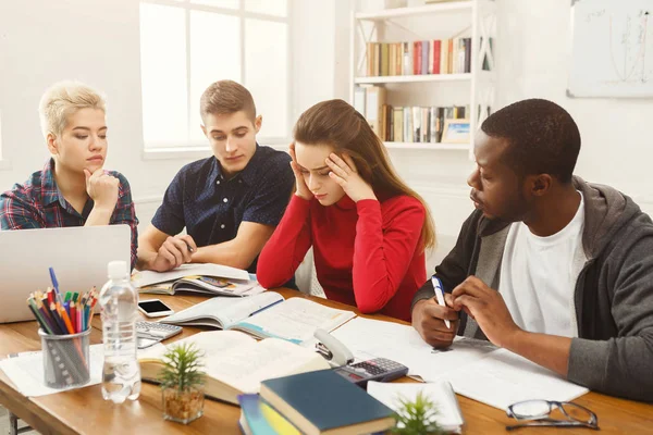 Multi-etnisch klasgenoten samen voorbereiden op examens — Stockfoto