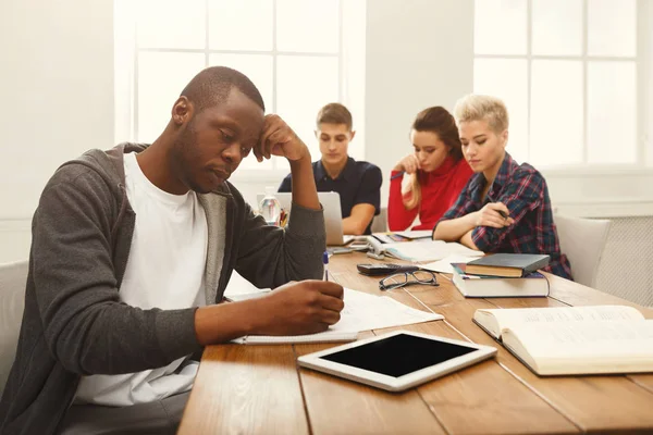 Hombre negro usando el ordenador portátil en la oficina moderna — Foto de Stock