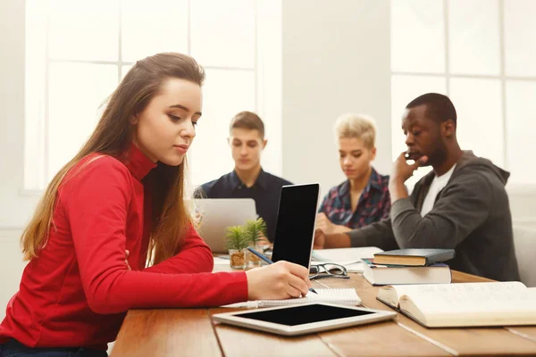 Vrouw met laptop op moderne kantoor — Stockfoto