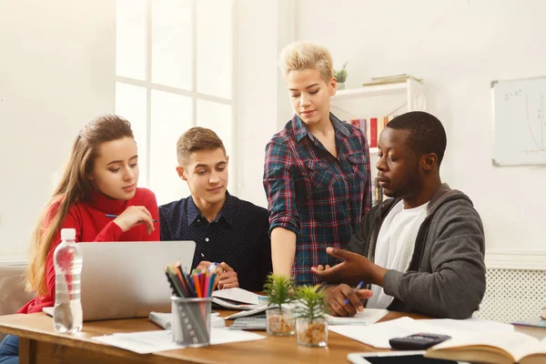 Compañeros de clase multiétnicos preparándose para los exámenes juntos — Foto de Stock