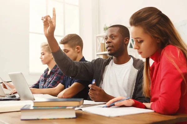 Compañeros de clase multiétnicos preparándose para los exámenes juntos — Foto de Stock