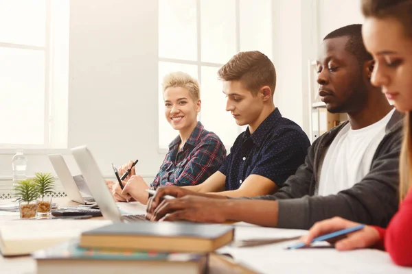 Compañeros de clase multiétnicos preparándose para los exámenes juntos — Foto de Stock