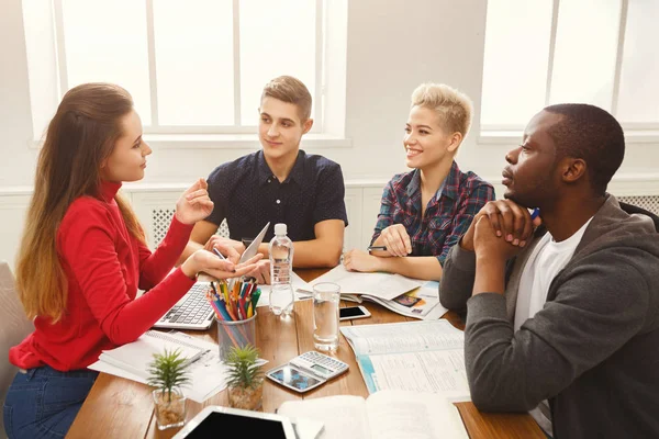 Compañeros de clase multiétnicos preparándose para los exámenes juntos — Foto de Stock