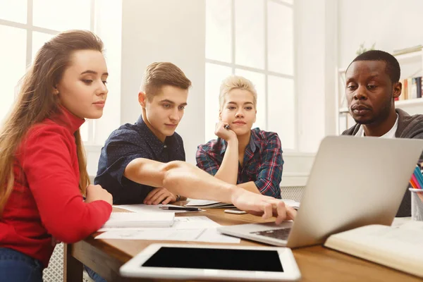 Skupina rozmanitých studentů studuje na dřevěný stůl — Stock fotografie