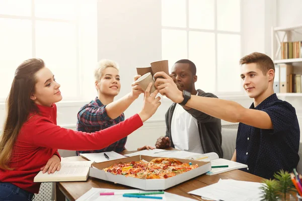 Студенты учатся и едят пиццу — стоковое фото