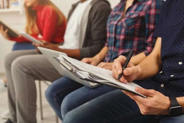 Reunión de negocios. Equipo joven en oficina moderna — Foto de Stock