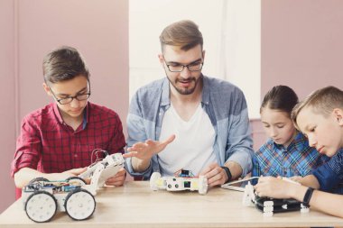 Eğitim kaynaklanıyor. Çocuklar robotlar öğretmen ile oluşturma