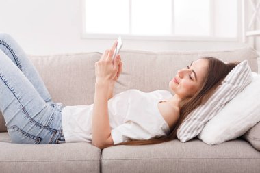 Genç kız manifatura smartphone cep telefonu ile