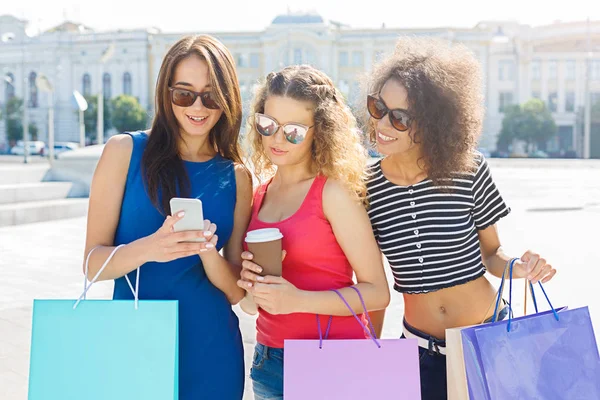 Amigos femininos felizes com smartphone ao ar livre — Fotografia de Stock