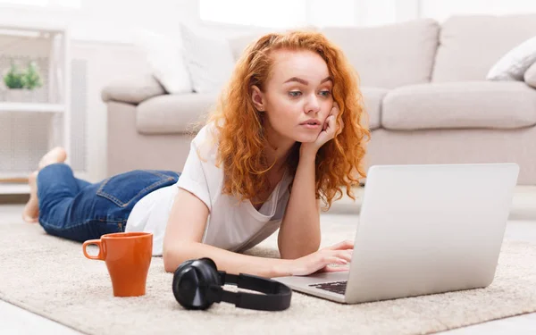 Ragazza studente pensieroso utilizzando computer portatile — Foto Stock