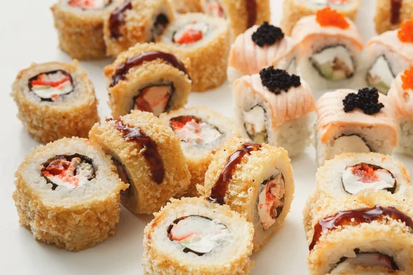 Primer plano de los rollos de sushi sobre fondo blanco —  Fotos de Stock