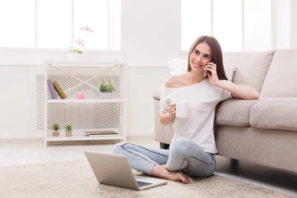 Ragazza con un computer portatile e mobile — Foto Stock