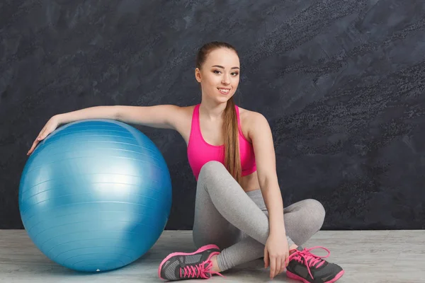 Fitness vrouw trainen met fitness bal binnenshuis — Stockfoto