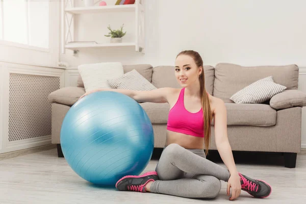 Entrenamiento de mujer fitness feliz con pelota de fitness en interiores — Foto de Stock
