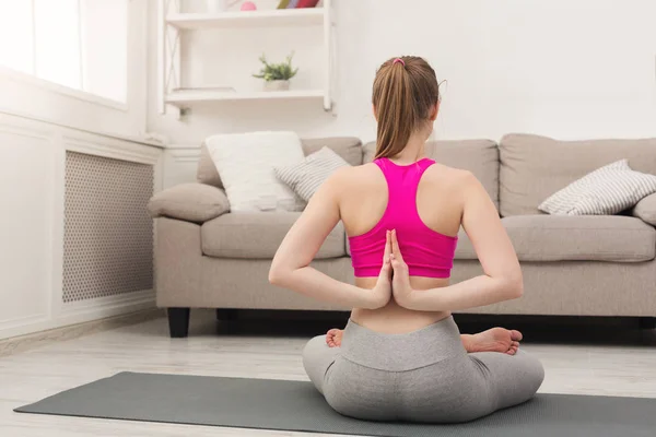 Kvinnan utbildning yoga i lotus pose, kopia utrymme — Stockfoto