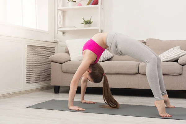 Mulher treinando ioga na mesa pose superior . — Fotografia de Stock