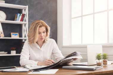 Office masaüstü adlı gazetede iş kadını