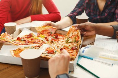 Öğrencilerin öğrenme ve pizza yemek
