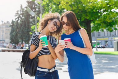 Mutlu kadın arkadaş grubu smartphone açık havada