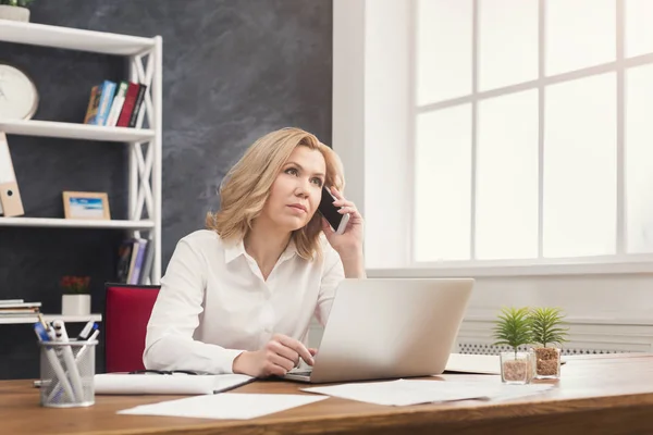 Seriöse Geschäftsfrau telefoniert bei der Arbeit — Stockfoto