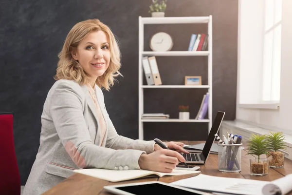 Empresária trabalhando com documentos no desktop do escritório — Fotografia de Stock