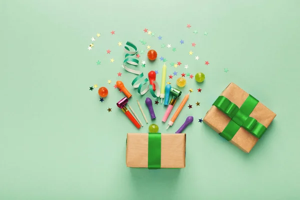 День рождения фон с подарком и конфетти — стоковое фото