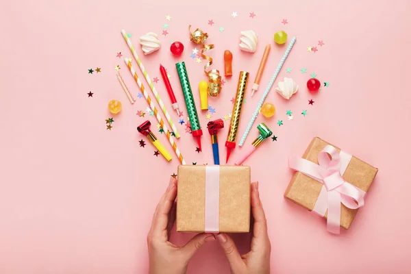 Születésnapi party háttérrel, ajándék és konfetti — Stock Fotó