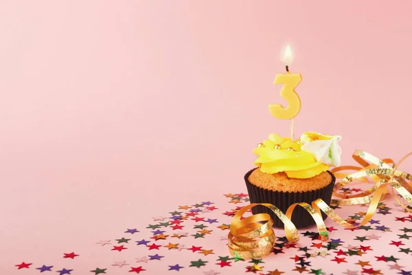 Trzecie urodziny ciastko z świeca i kropi — Zdjęcie stockowe