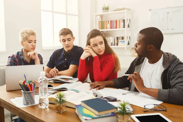 Multi-etnisch klasgenoten samen voorbereiden op examens — Stockfoto