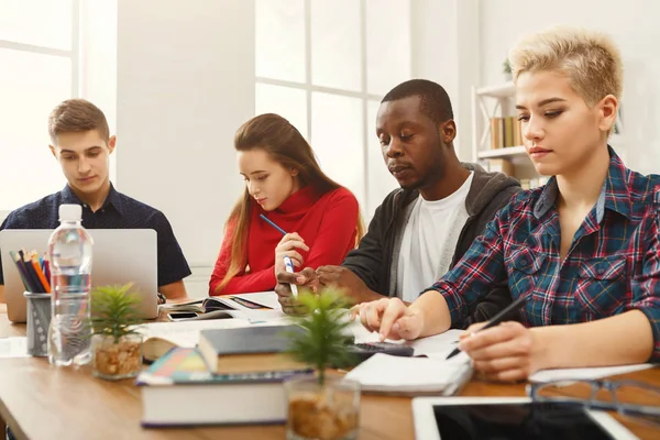 Des camarades de classe multiethniques se préparent aux examens ensemble — Photo