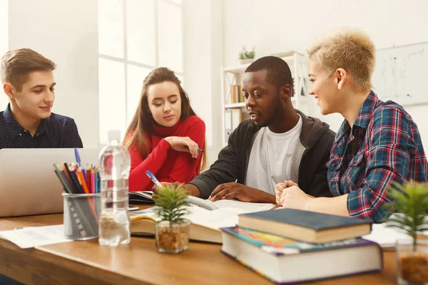 Des camarades de classe multiethniques se préparent aux examens ensemble — Photo