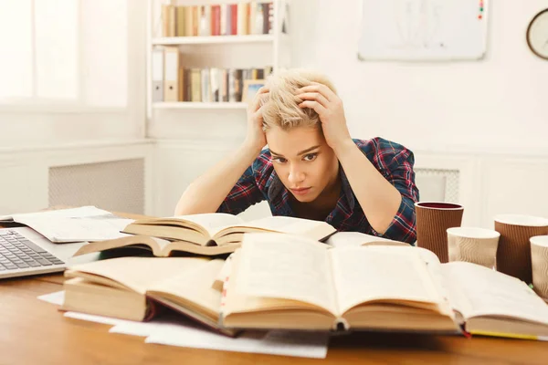 Studentessa che studia a tavola piena di libri — Foto Stock