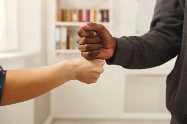 Multi-etnisch mannelijke en vrouwelijke handen samenstellen van fisfts — Stockfoto