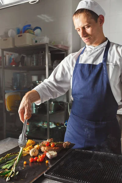 Chef cooking juicy beef steak at restaurant kitchen — Stock Photo, Image