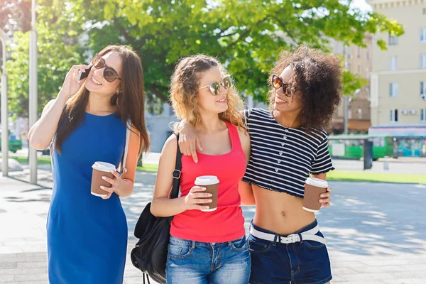 Glada tjejer med ta bort kaffe utomhus — Stockfoto