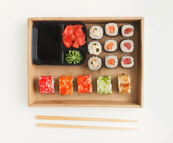 Vista dall'alto set di sushi maki e rotoli isolati — Foto Stock
