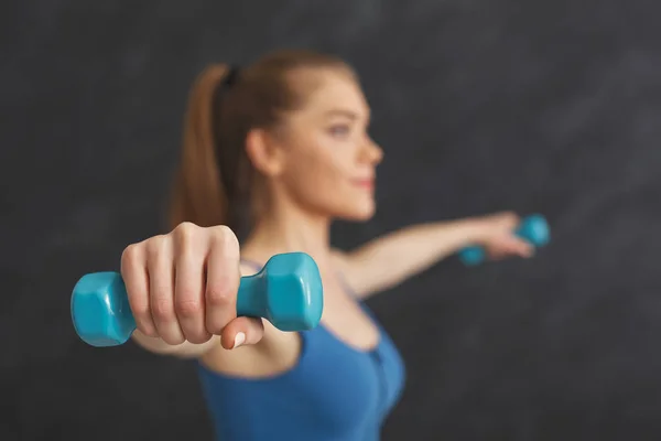 Fitness žena dělat cvičení s činkami — Stock fotografie