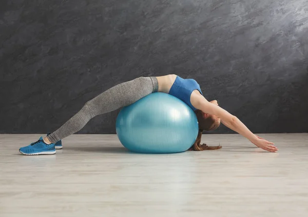 Fitness vrouw trainen met fitness bal binnenshuis — Stockfoto