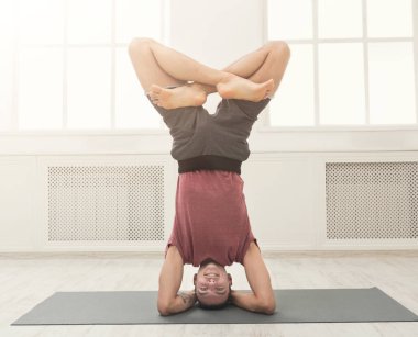 Esnek delikanlı ellerinde ayakta